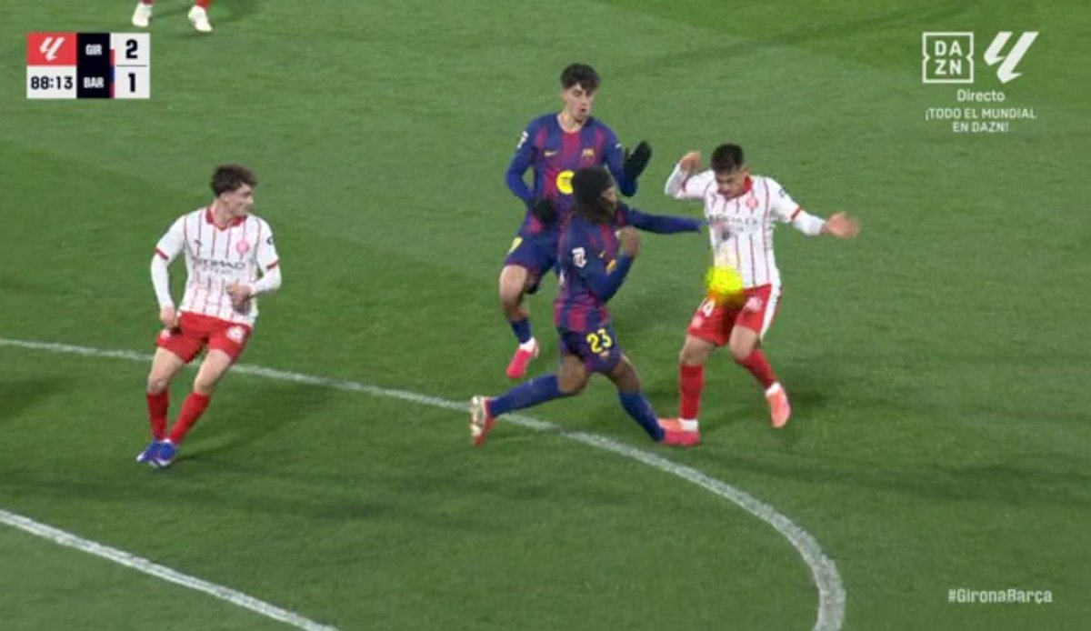 SprintDeRakitic's tweet photo. ¿Alguien me explica cómo en esta jugada no pitan falta de Echeverri?

A todos los equipos de abajo están beneficiando y sorprendentemente al único que están hundiendo abajo es al Sevilla, es descarado tú. https://t.co/hJ4HhW4CMm