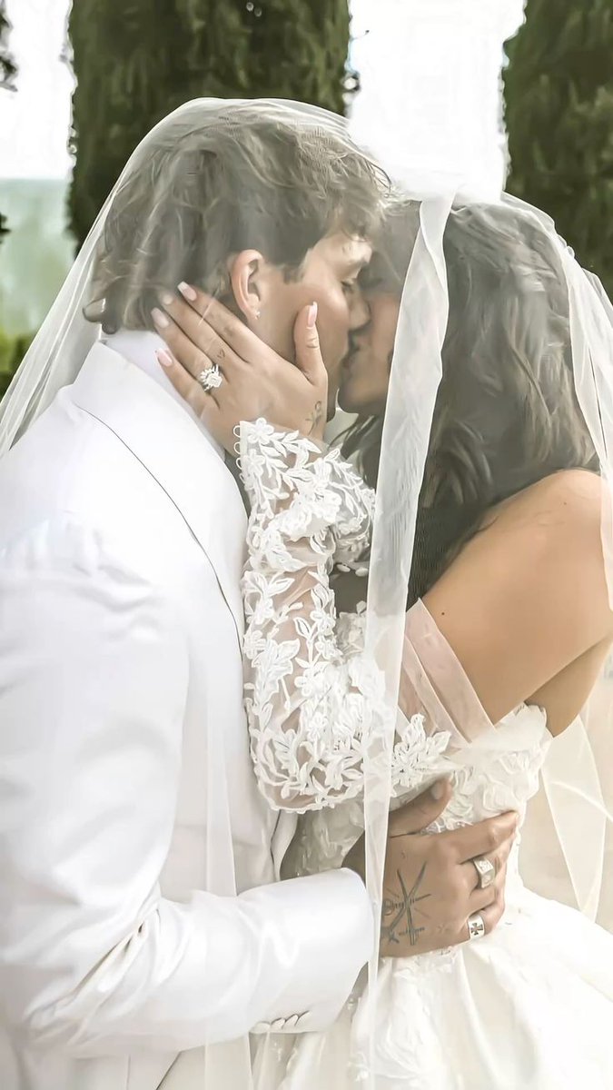 Jzeabe_'s tweet photo. Hace un año frente al altar, mi mundo se detuvo. Prometimos caminar juntos y hoy, mirando atrás, volvería a elegirte en cada vida y en cada universo. Feliz primer aniversario, mi amor. https://t.co/SeHlNTDArU