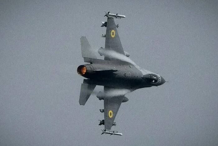 ‼️🇺🇦🇷🇺
On avait eu quelques échos, il y a plusieurs mois, d'anciens pilotes se portant volontaires pour piloter les F-16 livrés à l'Ukraine.
Et bien cet escadron, créé dans le plus grand secret, est désormais opérationnel 😎⬇️

⚡️⚡️Une escadron international de chasseurs F-16 a