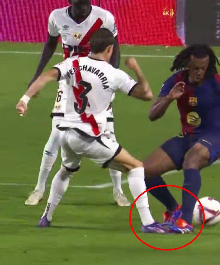 Soto Grado va anul·lar un gol del Barça contra el Rayo per una trepitjada IDÈNTICA de Koundé. És descarat. Portem des de la temporada del Covid amb robatoris arbitrals constants.