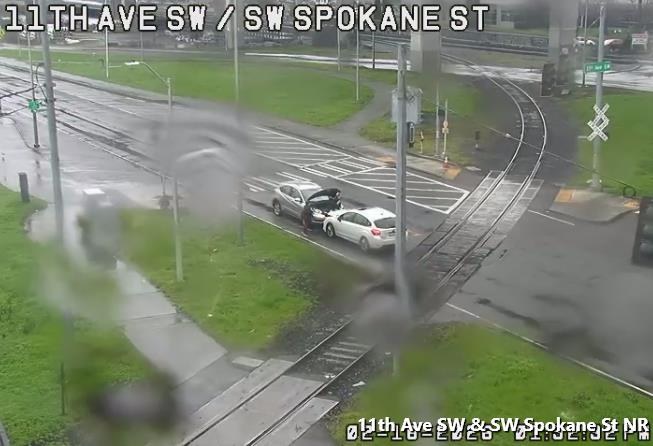 斯波坎街西南段（11th Ave SW）东侧有故障车辆堵塞西行方向车道，请注意。