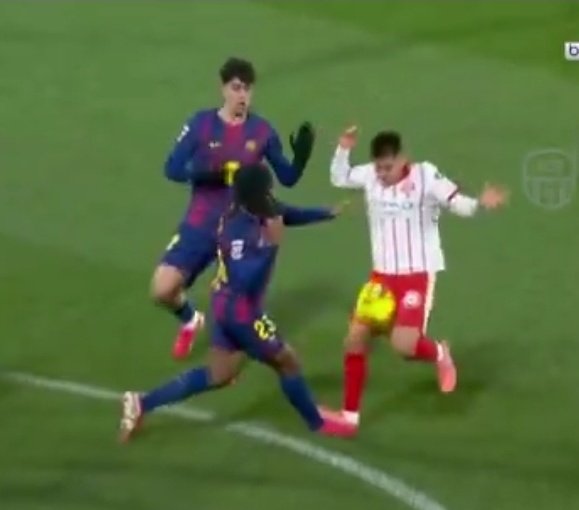 À gauche : Simulation de Vinicius -> Penalty au Real

À droite : Énorme faute sur Kounde -> Pas rouge + but validé pour Girone

Ça montre parfaitement la différence de traîtement d'arbitrage qu'il peut y avoir entre le Real et le Barça...

Negreira qu'ils ont dit hein...