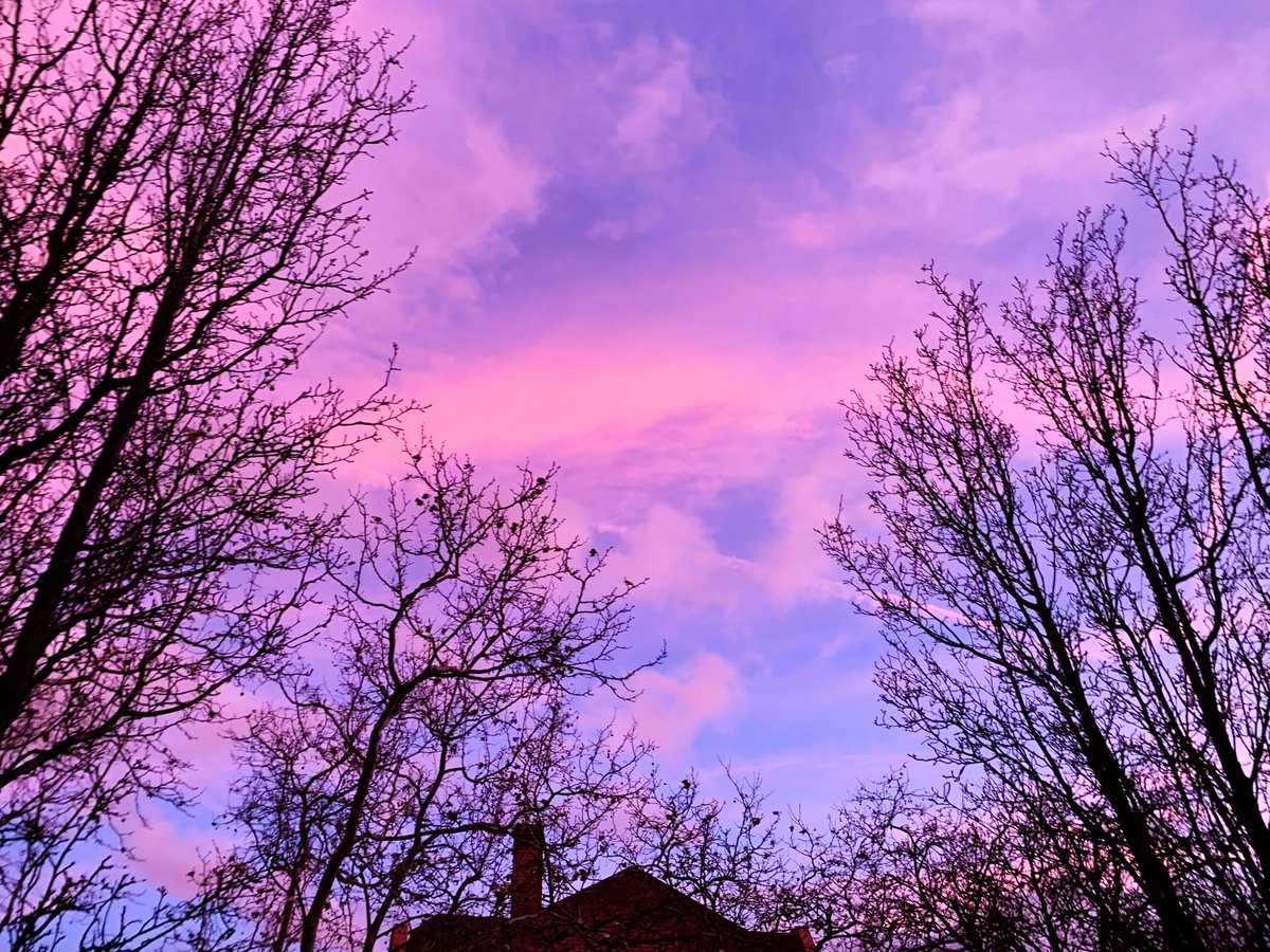 Hoy ha sido un lunes muy largo, pero he visto un atardecer de ensueño...
¡Buenas noches!