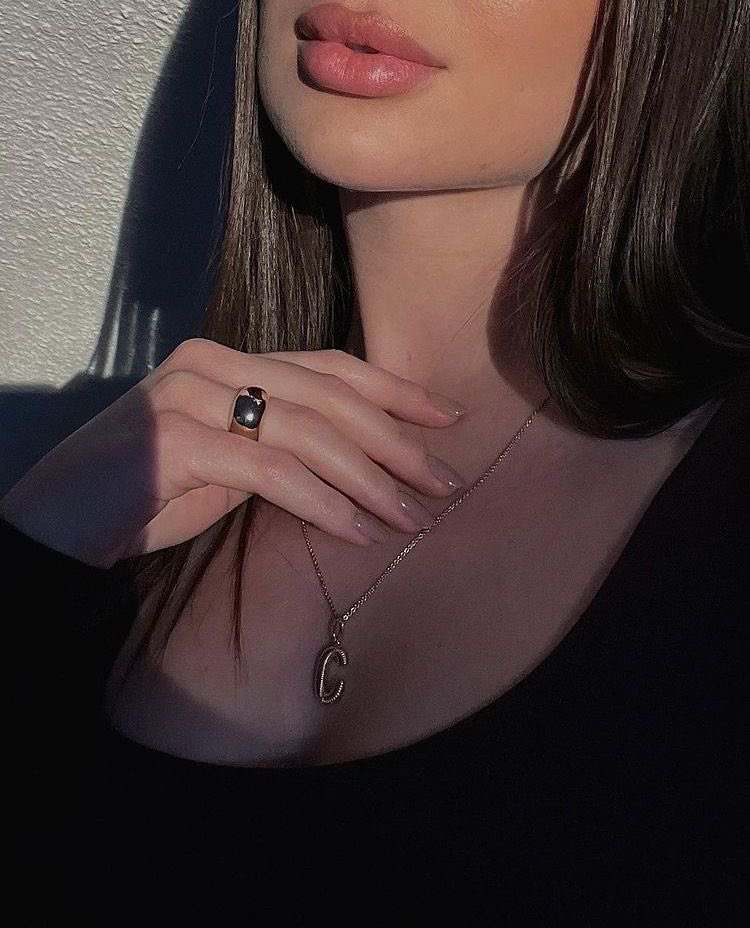 قيل لي ذات مرة ❣️أنني حنونه❣️
ومن حينها و أنا لا أجيد سِوى أنّ أكون ضماد. .