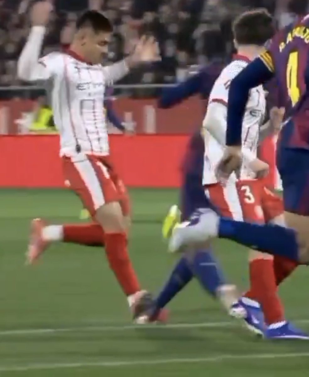 Un día más el Barça perjudicado por el arbitraje 

Da igual del equipo que seas, los robos están siendo descarados, tampoco me sirve la tontería de Negreira, cualquiera con dos dedos de frente sabe quien tiene el poder en esta Liga