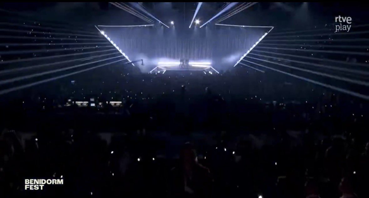 Es increíble que el primer sitio, sea el mismo que el segundo, que literalmente parece un estadio de 20K personas. 😳