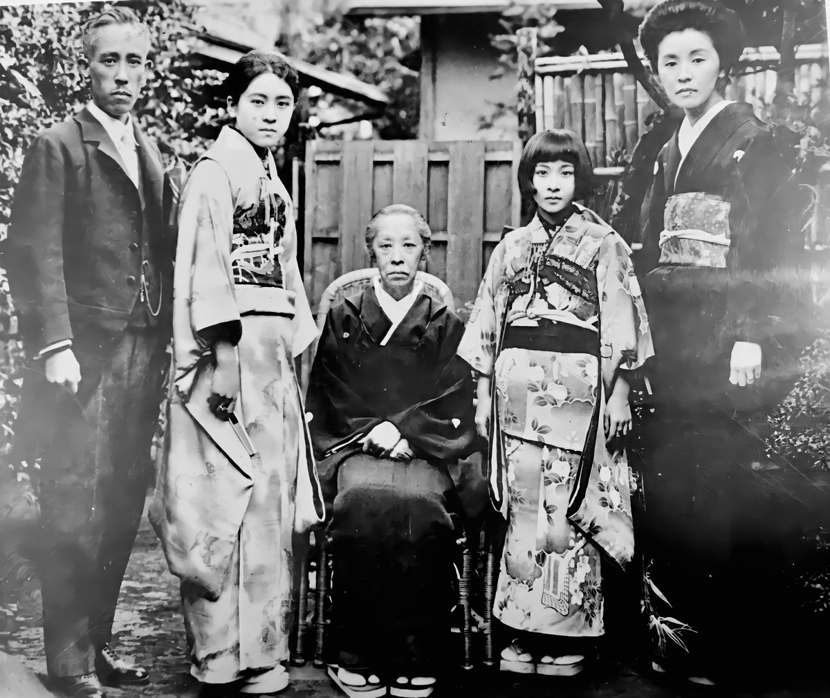 祖母の少女時代（向かって右から2番目）の家族写真なのですが、なんか事件が起きそうな写真に見えてしまう、推理小説脳な孫ですみませんw