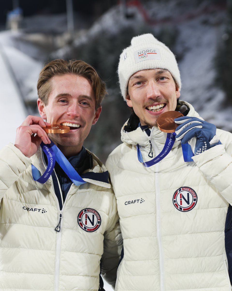 The taste of the Olympic medal 🥉 is always the best 🇳🇴

#fisskijumping #PassionBeyondLimits