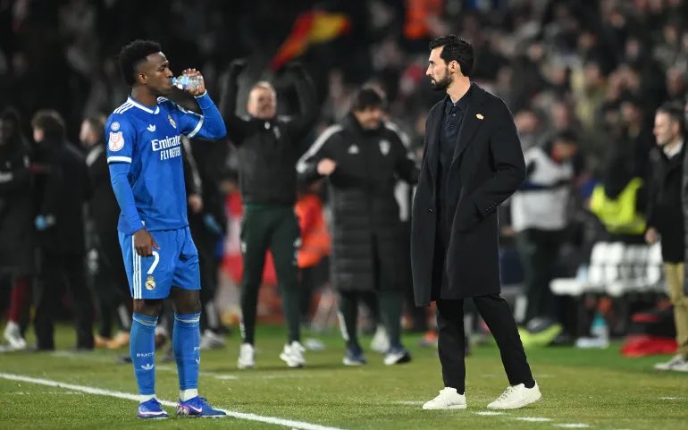 مشاكل في مدريد …
تغيير مدربين …
لاعبين يقلبون على المدرب …
خساير وسلسلة انهزامات …
صافرات بالبرنابيو ضد اللاعبين …
خسارة بالكاس ضد نادي درجة ثالثه ..

رغم كل هذه المعاناة مدريد متصدر الليغا في ظل جاهزية برشلونة الكاملة.