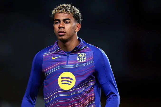 Lamine Yamal vs Gerona:

0 goles
0 asistencias
1 penalti fallado
17 balones perdidos 

Todavía hay tiempo de volver al colegio y estudiar algo mi hermano 🔥