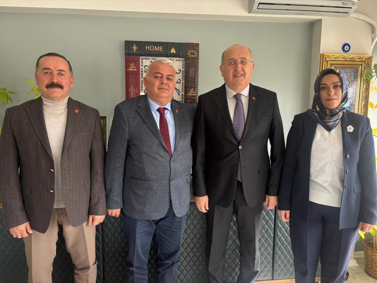 yenipartisivas's tweet photo. İl Başkanımız Yılmaz Coşkun ve il yöneticilerimizle birlikte Tüm Emekliler Derneği Sivas Şubesi Başkanı Sayın Ömer Faruk Çınargil ile bir araya geldik.
Emeklilerimizin sorunları ve çözüm önerileri üzerine verimli bir görüşme gerçekleştirdik.
Nazik kabulleri için teşekkür ederiz. https://t.co/ZL1CuRf4pq