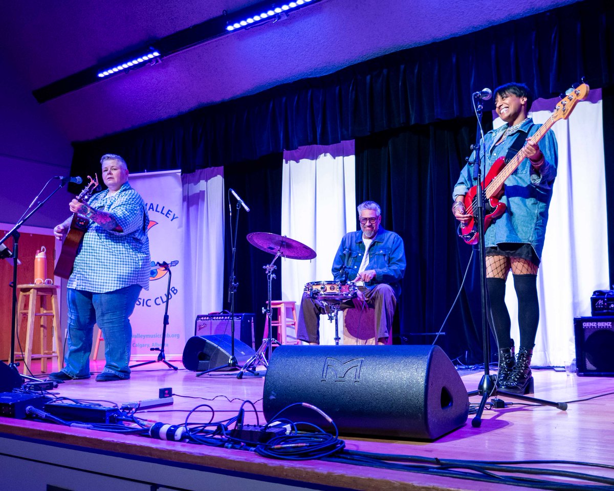TerryWood19's tweet photo. The new winter&amp;spring season got off to a great start on Saturday night at the @BowValleyMusic club. Opening the show was the @amybishopmusic trio. Man this lady can really sing! And she's really funny so it made for a terrifically entertaining set! https://t.co/B6TXCgR9Fq