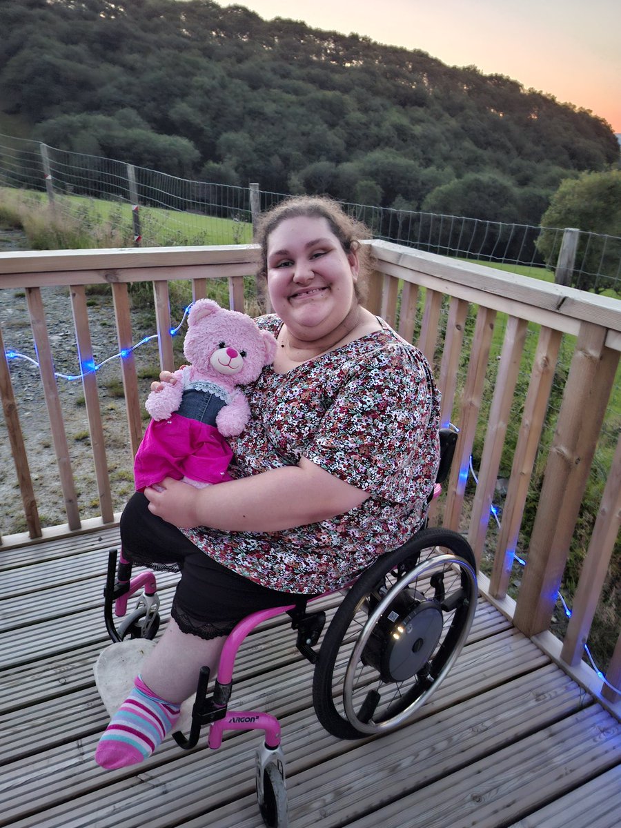 samjcopeland's tweet photo. And just like that; 24 operations, 7 GCSE's, 3 A Levels, Level 3 Business Apprenticeship, Grade 8 Musical Theatre Vocals and now studying a BA Arts and Humanities as well as a Diploma in Musical theatre...the girl is 21! @AlderHey @LiverpoolWomens
#spinabifida
#proudparents https://t.co/NBuwYxbiPA