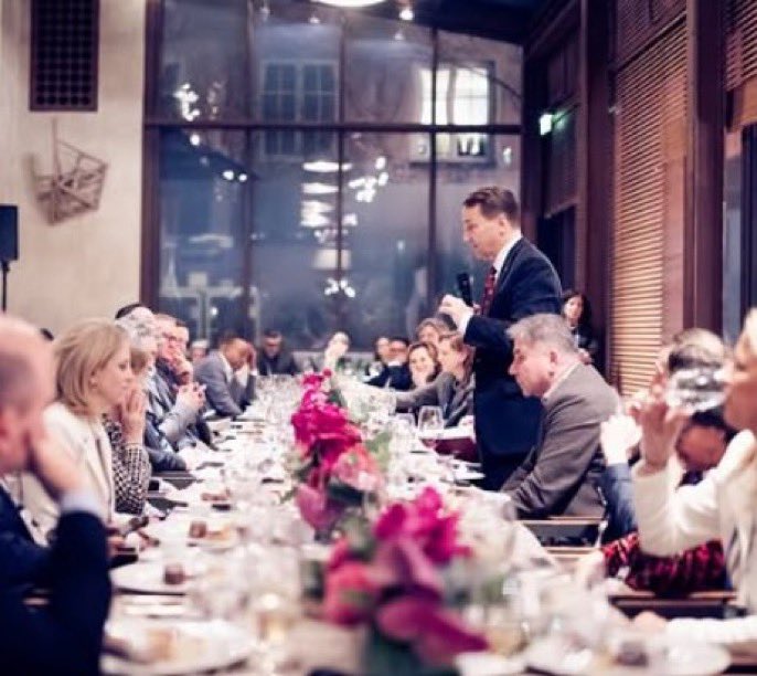 Was tut man nicht alles für einen Platz am Tisch der „Eliten“... Erst in Davos den Hofknicks üben und jetzt in München als Soros-Marionette genau das Drehbuch abliefern, das der Meister bestellt hat. Rückgrat gegen Catering-Pass getauscht. Peinlich.