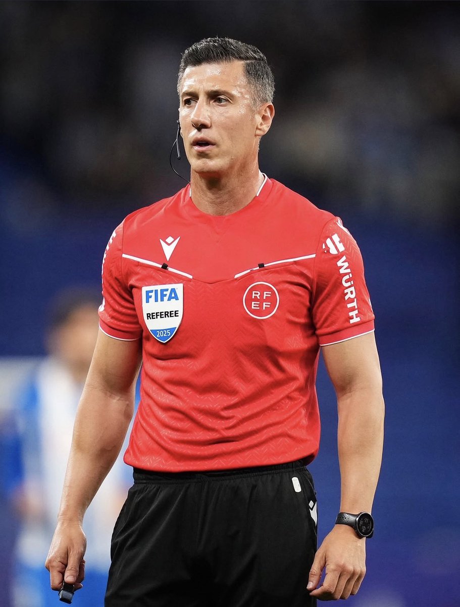 هذا في مبارتين لـ برشلونه قدم كوارث تحكيمه امام الريال وامام جيرونا اليوم 

ومانزانو ما قصر امام سوسيداد يعني باقي مباراه لمانزانو وتكمل المهمه بنحاح