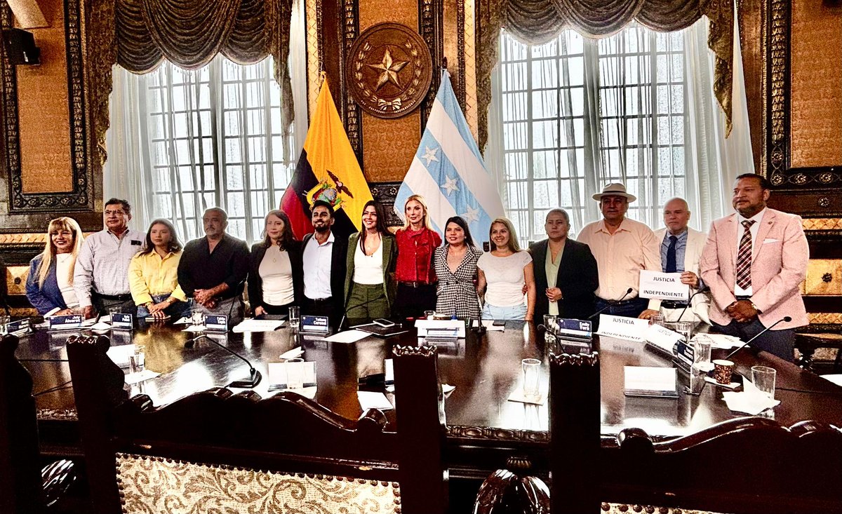 AquilESPueblo1's tweet photo. Encontraron a Guayaquil con sus concejales unidos✊🏻 Cuando vean la falsa narrativa de que el concejo está "inestable", envíen este pronunciamiento. Aquiles nunca fue sólo Aquiles. Aquí seguimos firmes!
#GuayaquilSeRespeta
#GuayaquilResiste https://t.co/buxPA8K65E