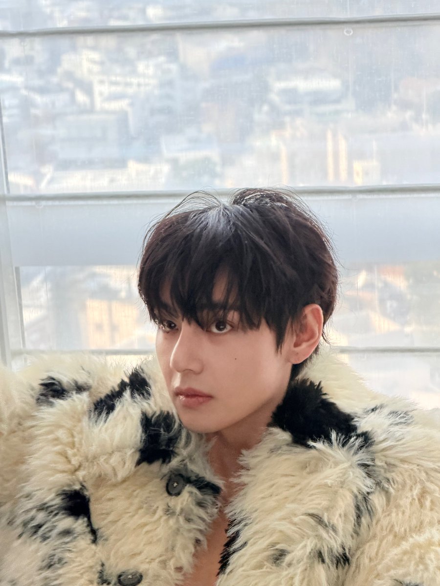 El visual que se carga este hombre. 

🐻: ¡Espero que tengas un gran año nuevo! ¡Come sopa de pastel de arroz! - #Taehyung via Weverse
