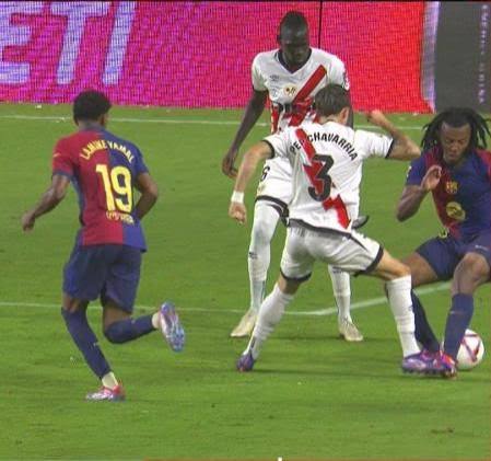 MarcTresens's tweet image. Si Kounde pisa, se anula el gol por falta.

Si pisan a Kounde, no se anula el gol por falta.

Y si, Soto Grado era el árbitro en ambos partidos.