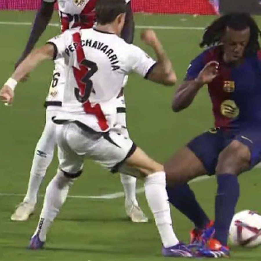 lautarodeIcampo's tweet image. El mismo arbitro contempló las dos jugadas.

La primera fue gol anulado al Barcelona.
La segunda gol valido para el Girona.

Saca tus propias conclusiones Fabrizio.