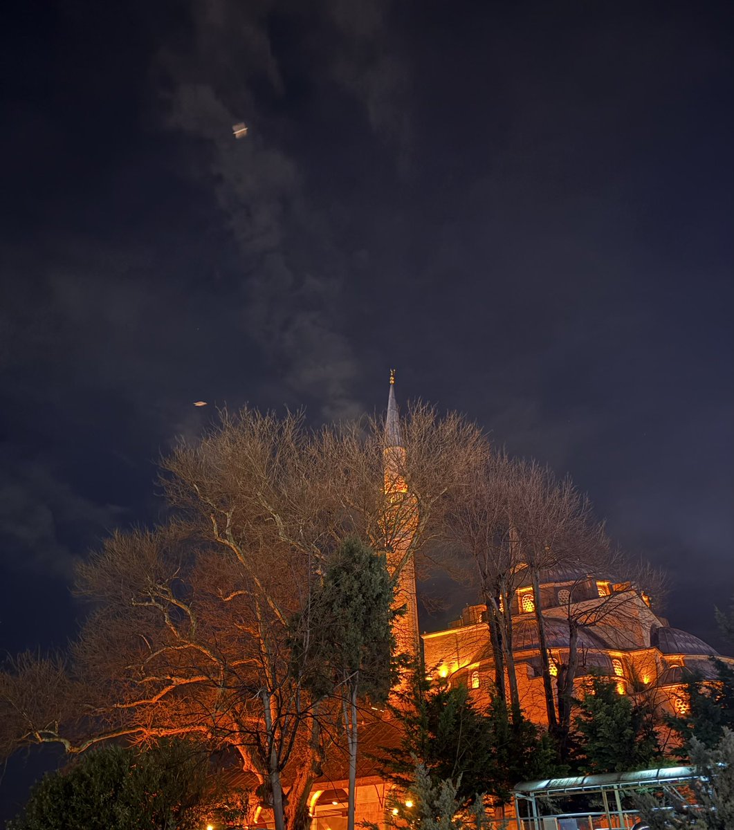“Öyle körkütük sadık bir köledir ki sevda,
Seni kötü göremez bir kötülük yapsan da.”
Üsküdar📸