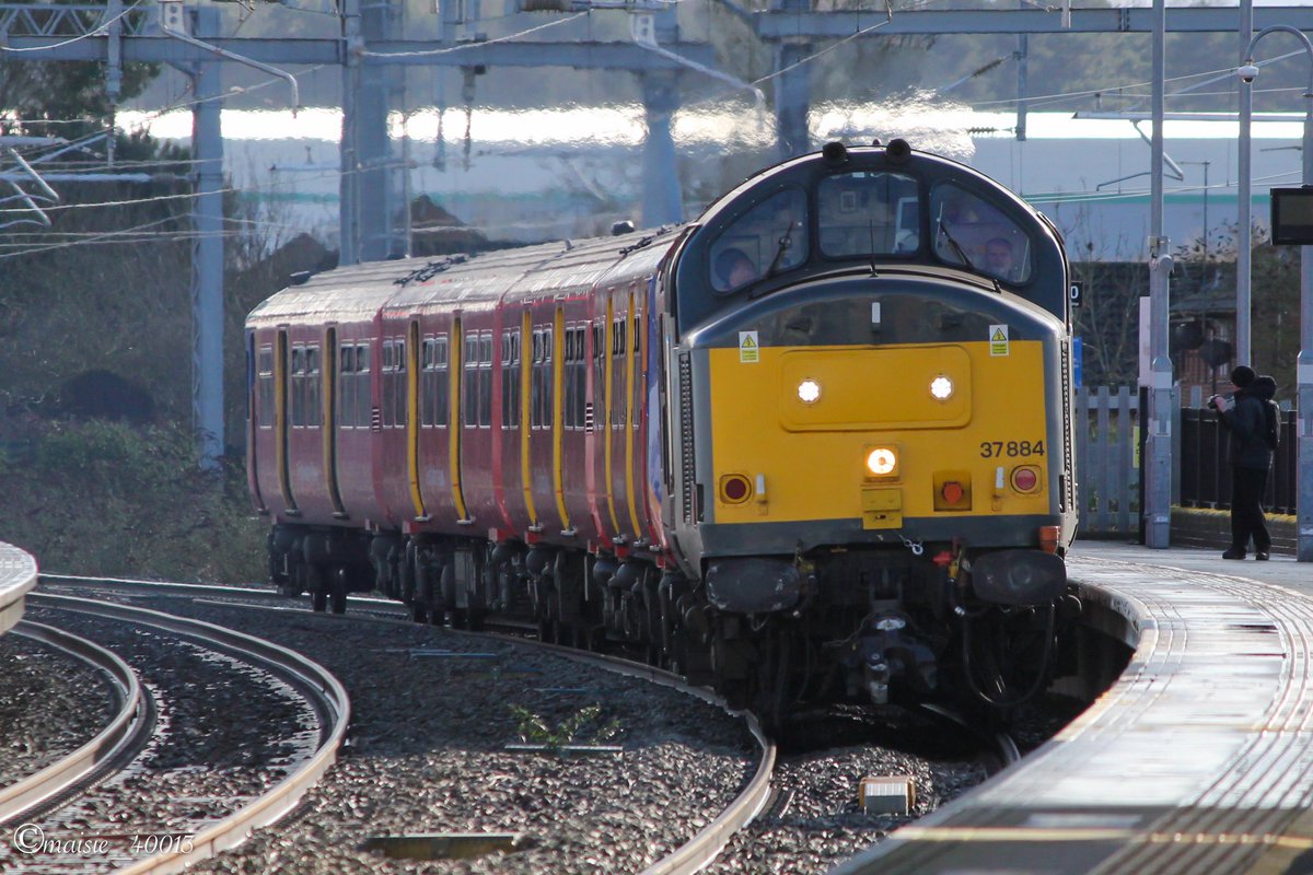 maisie_40013's tweet image. 37884 slowly approaching Wellingborough working 5Q57 Wimbledon Park Depot Sidings to Derby Litchurch Lane. 16/2/26
#class37 #railoperationsgroup #class455 #southwesternrailway