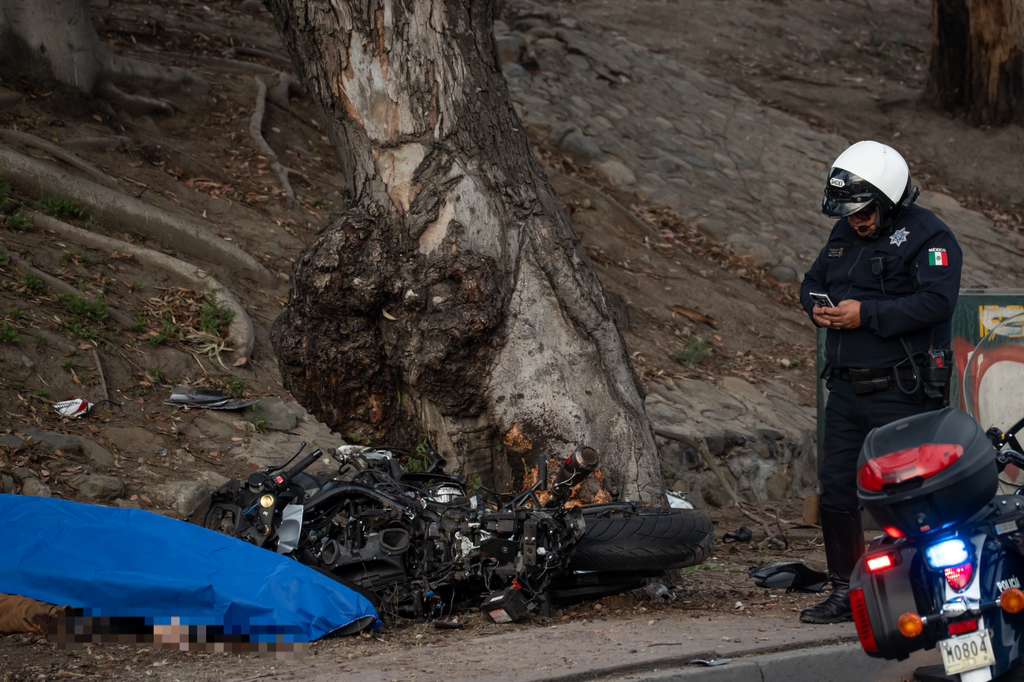 Un motociclista perdió la vida después de que volcó sobre la Vía Rápida Oriente. Hay congestionamiento vehicular en la escena.

📷 BZ

Más información 👉 tinyurl.com/ant7ys86

#Policiaca #Seguridad #Tránsito #Tijuana