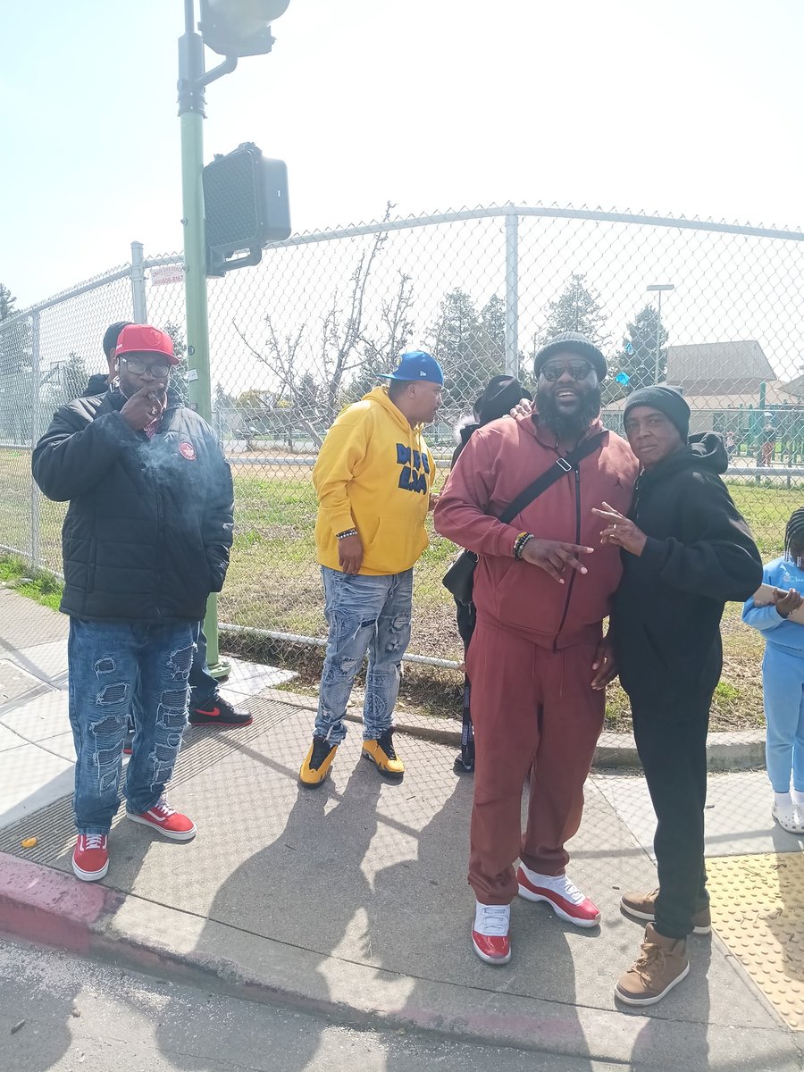 OscarGrantFdn's tweet photo. Nobody believed I’d come home after a life sentence.
Nobody believed I could heal after losing my son.
Nobody believed I could build a nonprofit from pain.
But God had a different plan.

And having Bay Area legends like @TooShort and @MistahFAB  stand with me is inspirational. https://t.co/8Ce8UkhHw8