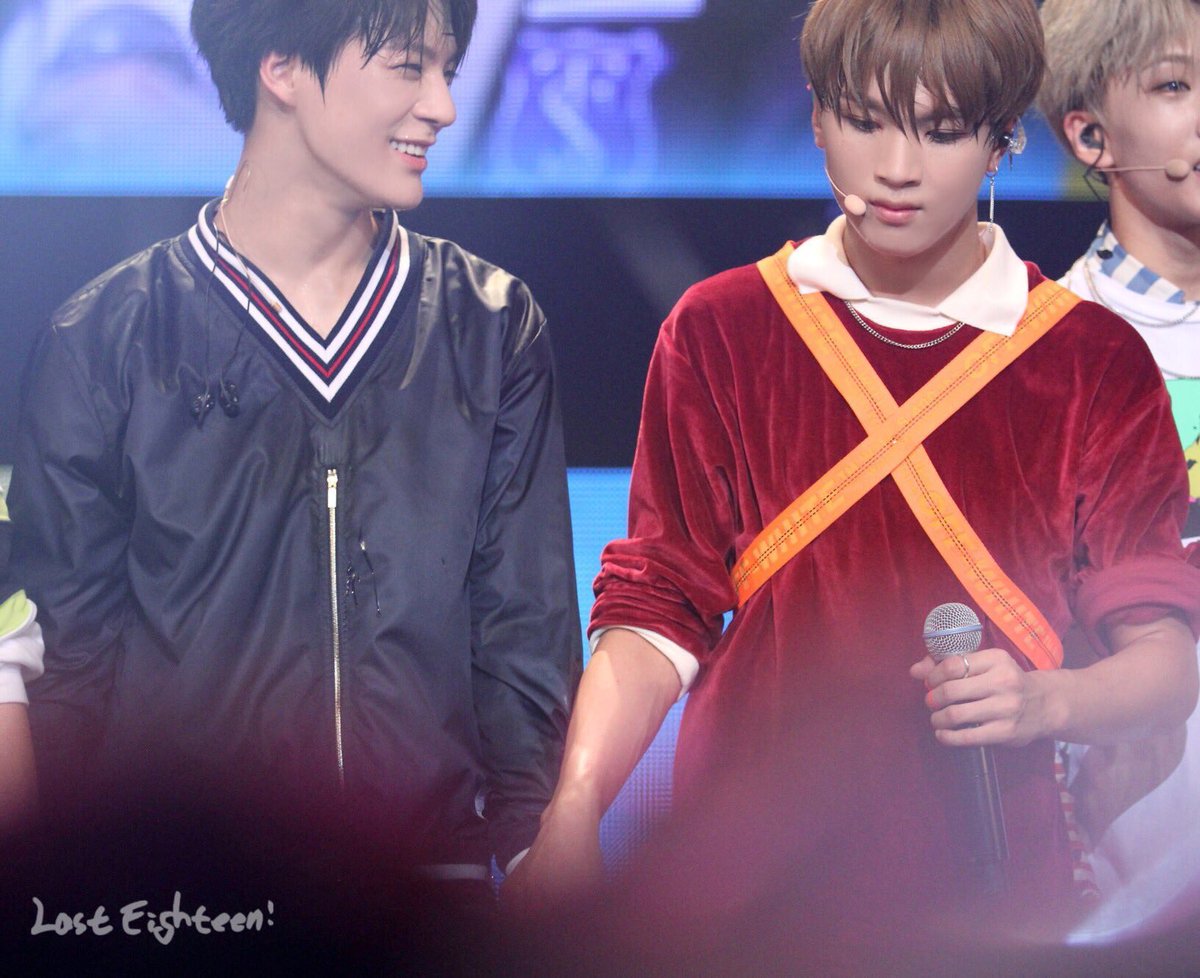 이거 잡은 손 보고 혀기 보면서 웃는게 ㅈㅉ 귀여움ㅜㅜㅜㅜㅜ