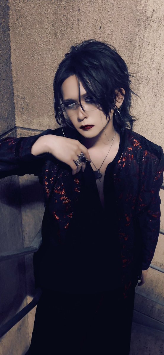 本当にいつも皆さんに感謝してますよ。
支えられてますからね。
新しく興味を持ってもらえた人も引くほど喜んでます。

うちの名の意味がENDLESSらしいので
俺はひたすらこの居場所を守り続ける為に現実と向き合いメンバー、ファンでいてくれる君。

テメェらまとめて俺が守ってやるよ

そんな夜中2時