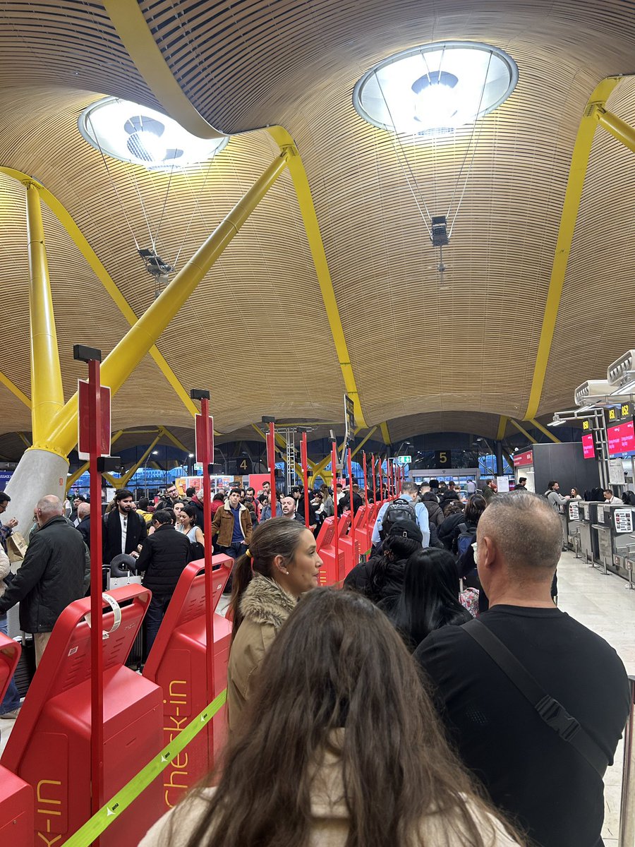 arivilalta's tweet photo. The most ridiculous #dropoff in the world is from @Iberia and it is located in #Madrid airport https://t.co/02a2PB4ft0
