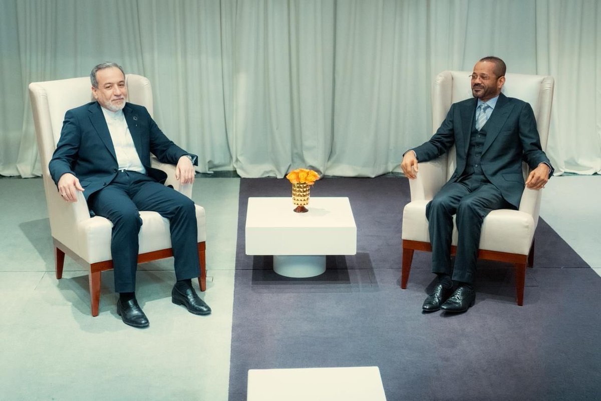 UFAQ_OM's tweet image. 🟣🇴🇲معالي السّيد وزير الخارجية ونظيره الإيراني يبحثان بجنيف التحضيرات  للمباحثاتِ الإيرانية الأمريكية في جولتها الثانية، المُقرّر عقدها بصفة غير  مباشرة يوم غدٍ، مؤكدين على أهمية العمل على ترجيح فرص التفاهم  والتوافق، بما يؤمّن التوصّل إلى اتفاقٍ يُلبّي أهداف وتطلعات أطراف هذه