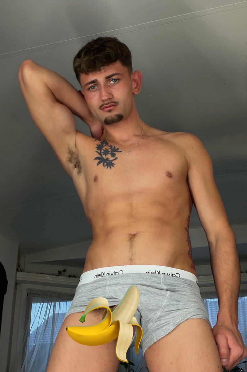 Check out my link to peal the banana back 🤣😝 onlyfans.com/surreyladtobz