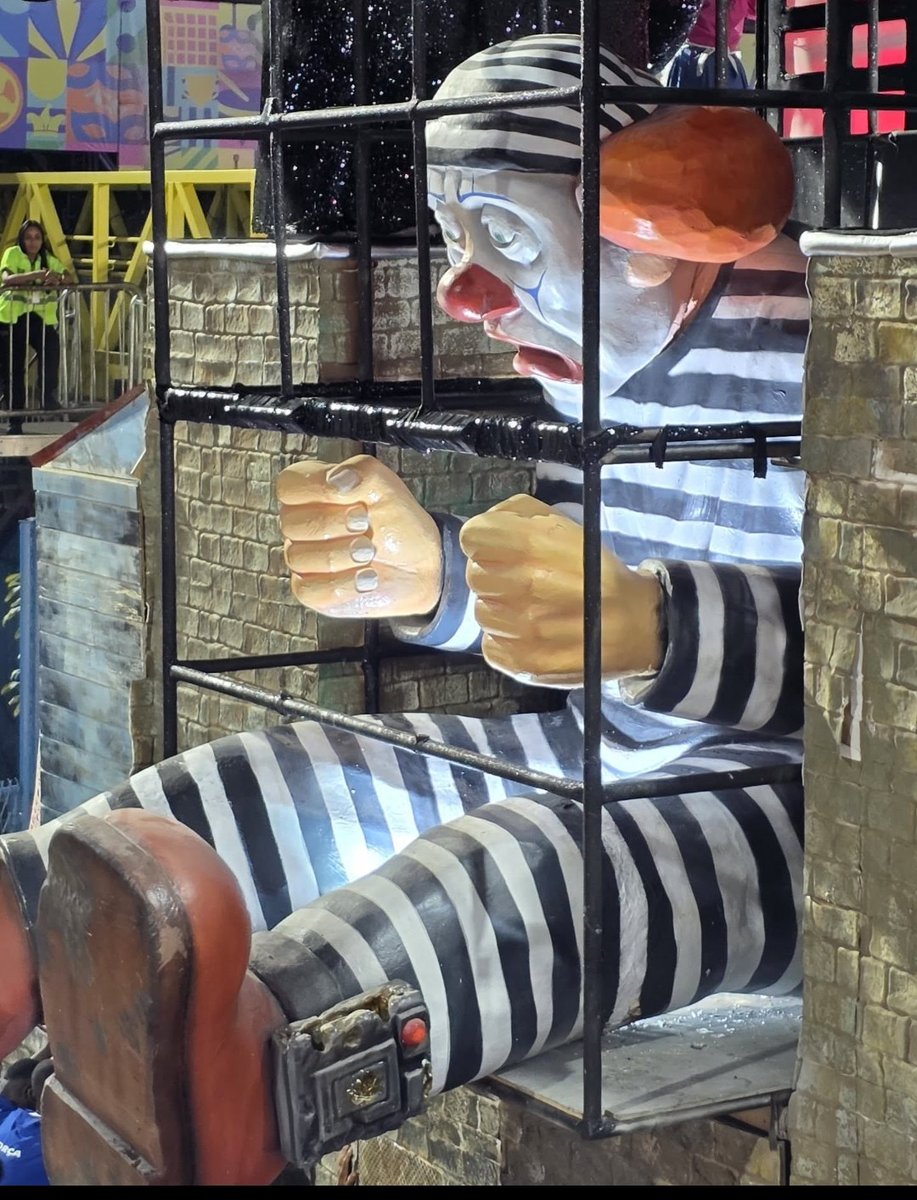 #Globeleza feliz da vida com o desfile da Niterói no Carnaval da Sapucaí.  Lula e Bozo homenageados na Rede Globo no #DesfilesRJ. Mais que provado: o povo clama SEM ANISTIA