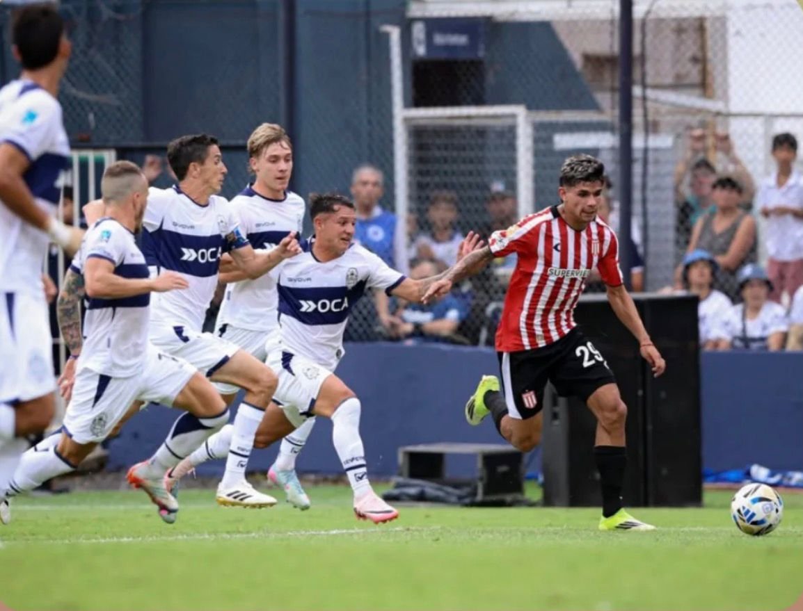 elmacrinegro's tweet photo. Fabricio Perez paseando a los Therians @EdelpOficial @gimnasiaoficial #Therians #clasico  #GELP #EDELP #Estudiantes #Gimnasia https://t.co/A4uVqPp7Bt