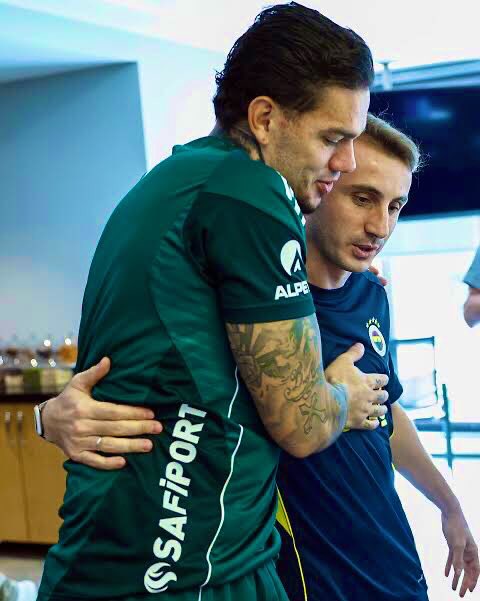 Galatasaraylılar organize bir şekilde Kerem ve Ederson'a saldırıyor. Onlara sahip çıkalım ite, köpeğe yem etmeyelim!