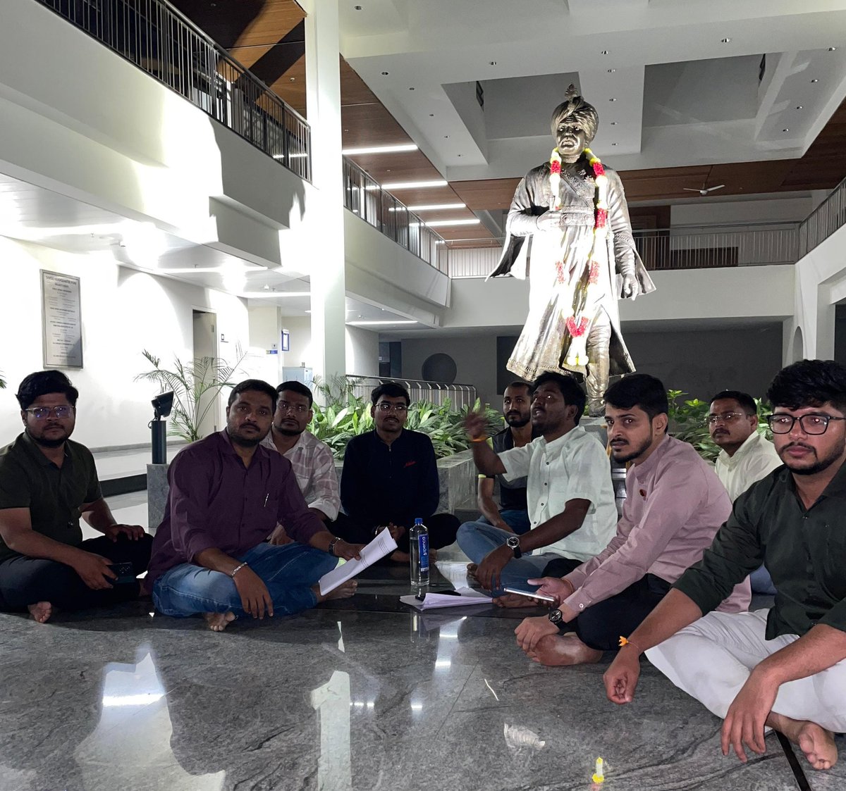 सारथी चे विद्यर्थी समान धोरणाप्रमाणे जगा वाढीसाठी सकाळपासून पुणे येथील सारथी कार्यालयात शांततेने धरणे आंदोलन आणि उपोषण करत आहेत. हातात फक्त मागण्यांची यादी आहे, पण मनात अन्यायाविरुद्ध ज्वाला आहे. तरीही सरकारकडून अजूनही कोणताही ठोस आणि सकारात्मक प्रतिसाद नाही  ही अत्यंत खेदजनक बाब