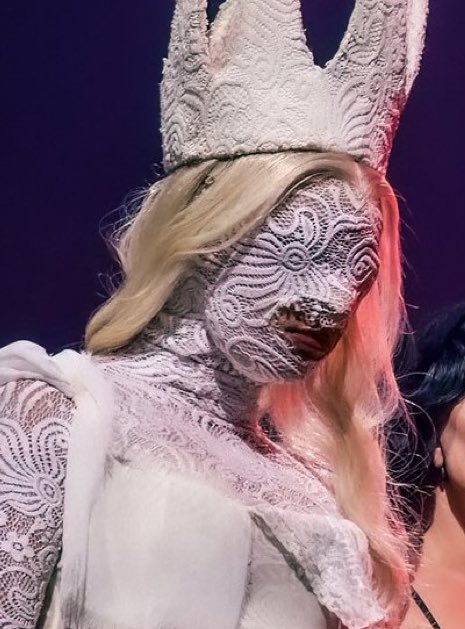 the attention to details of this tour.... they even gave her a new wig to match gaga's in act II 😩