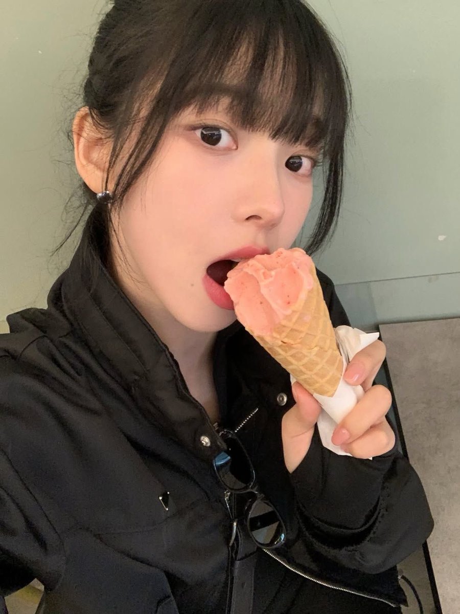 hourly karina tweet media