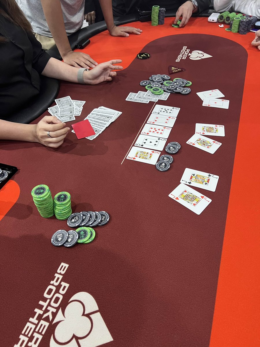 pokerbananaoffi's tweet photo. 🇵🇭   フィリピンマニラ   🇵🇭
♠️ POKER BROTHERS♠️
━━━━━━━━━━━━
🃏 NLH 25/50　1table
🃏 PLO 50/50    1table
🃏 PLO 100/100 1table
🃏 BADUGI 100/100 1table
━━━━━━━━━━━━

深夜でも熱気あふれるアクションが止まりません🔥
各テーブルともに白熱の展開が続いております！

お時間ある方はぜひ、お越しください🙌

📩 プロモーションお問い合わせは
公式LINEへ👇
https://t.co/8ipQ3eQdRv

#pokerbrothers #マニラ #フィリピン