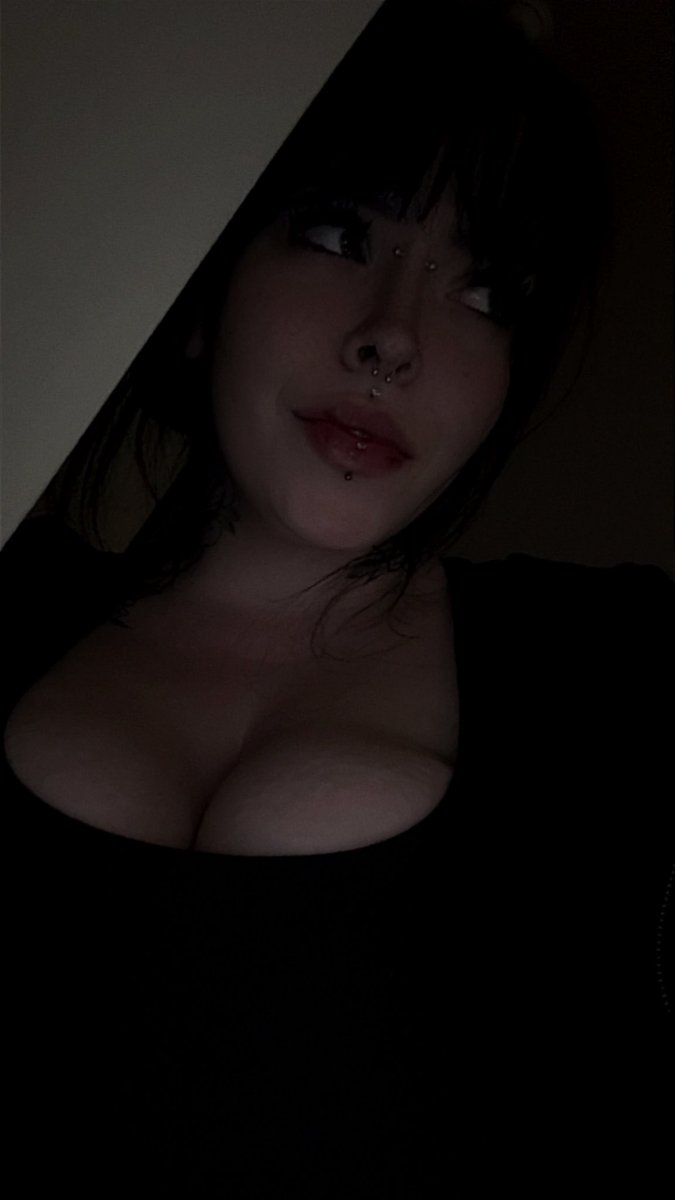 VeraStJames's tweet photo. Hi subbies 😏❤️

#findom https://t.co/DCHwZtAlee