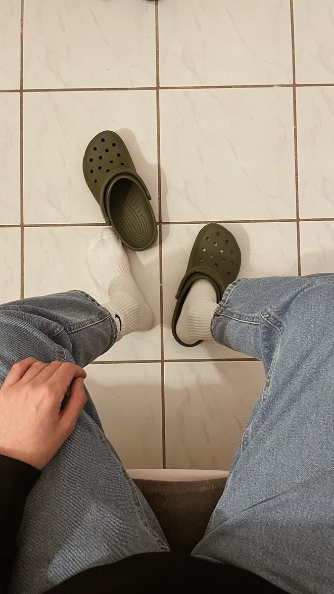 dario_serventi2's tweet image. La comodità delle crocs 🥰