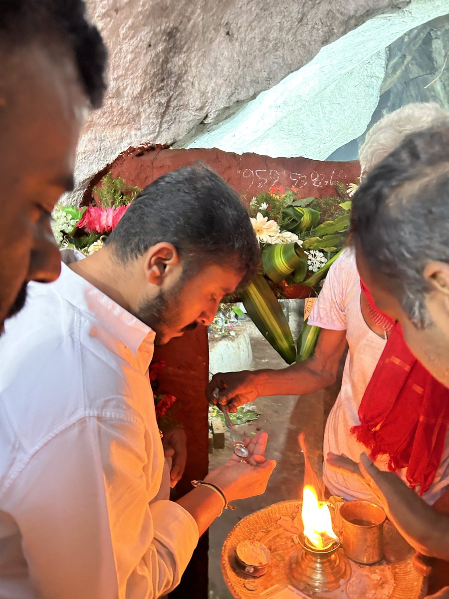 gdharishgowda's tweet photo. ಹುಣಸೂರಿನ ಕೊಳವಿಗೆ, ಮಾದಹಳ್ಳಿ, ರಾಮೇನಹಳ್ಳಿ ಗಳಲ್ಲಿ ನಡೆದ ಶ್ರೀ ರಾಮಲಿಂಗೇಶ್ವರ ಸ್ವಾಮಿ, ಶ್ರೀ ಕಲ್ಲೂರೇಶ್ವರ ಸ್ವಾಮಿ ಮತ್ತು ಶ್ರೀ ಓಂಕಾರೇಶ್ವರ ಜಾತ್ರೆ ಮತ್ತು ರಥೋತ್ಸವಗಳಲ್ಲಿ ಭಾಗವಹಿಸಿದ್ದ ಕ್ಷಣಗಳು.
#festivevibes✨ #gdharishgowda #hunsur
#gdharishgowdaforhunsur #hunsurdevelopment https://t.co/mU6GnY0q9b