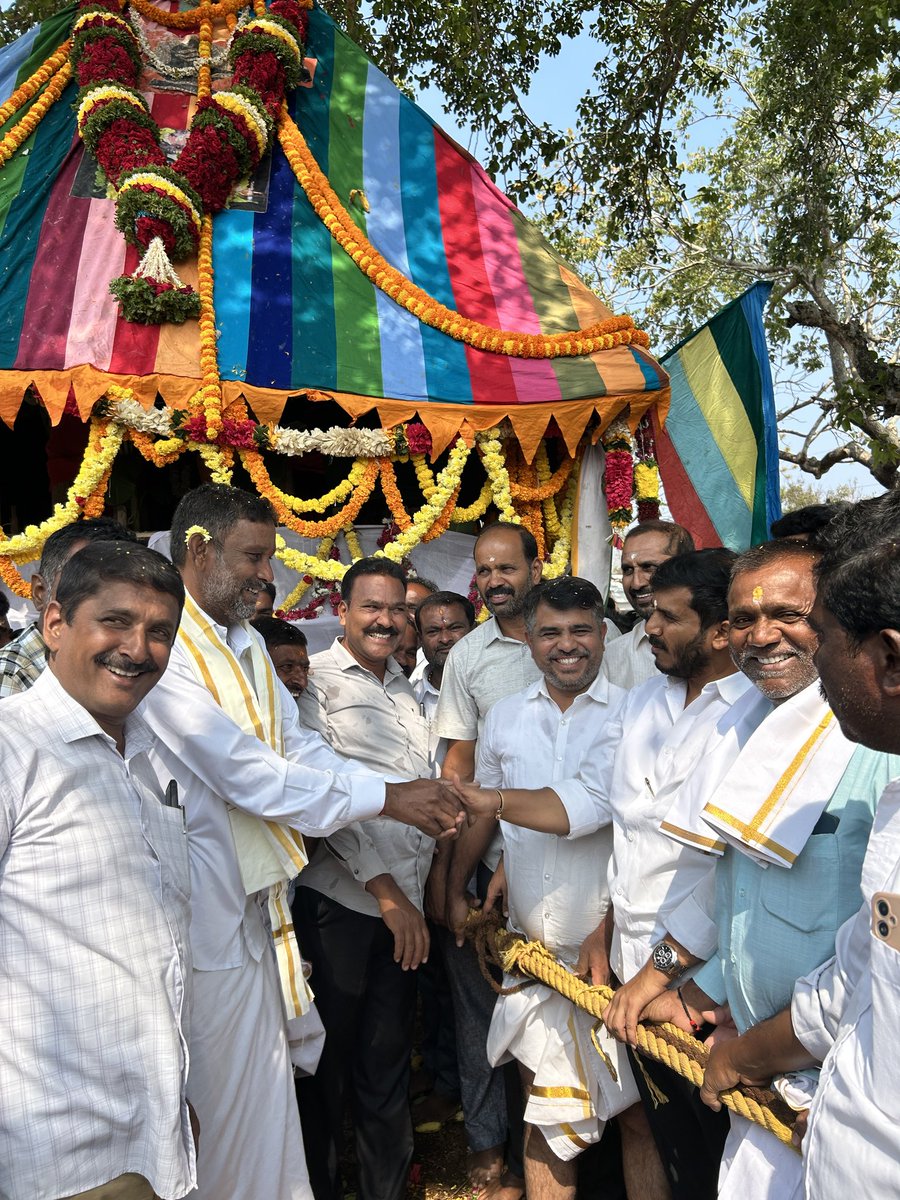 gdharishgowda's tweet photo. ಹುಣಸೂರಿನ ಕೊಳವಿಗೆ, ಮಾದಹಳ್ಳಿ, ರಾಮೇನಹಳ್ಳಿ ಗಳಲ್ಲಿ ನಡೆದ ಶ್ರೀ ರಾಮಲಿಂಗೇಶ್ವರ ಸ್ವಾಮಿ, ಶ್ರೀ ಕಲ್ಲೂರೇಶ್ವರ ಸ್ವಾಮಿ ಮತ್ತು ಶ್ರೀ ಓಂಕಾರೇಶ್ವರ ಜಾತ್ರೆ ಮತ್ತು ರಥೋತ್ಸವಗಳಲ್ಲಿ ಭಾಗವಹಿಸಿದ್ದ ಕ್ಷಣಗಳು.
#festivevibes✨ #gdharishgowda #hunsur
#gdharishgowdaforhunsur #hunsurdevelopment https://t.co/mU6GnY0q9b