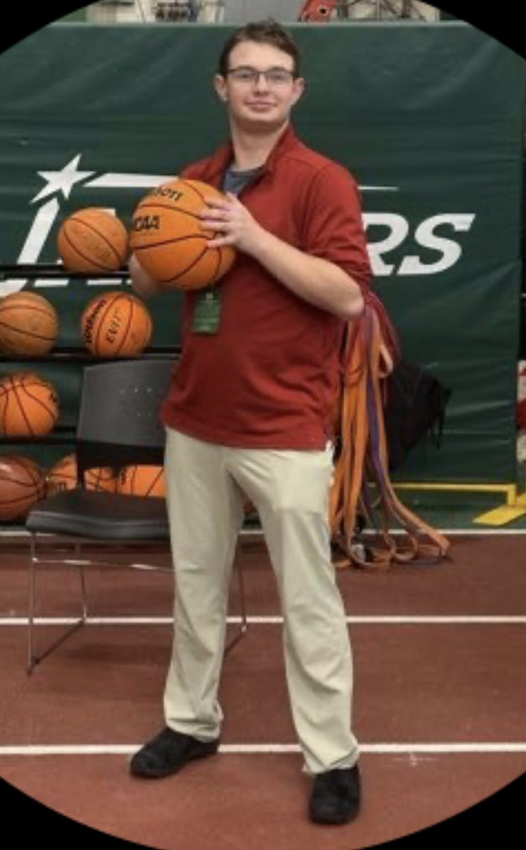 🤓☝🏼“According to the advanced metrics that I have compiled into my Excel spreadsheet, it’s very obvious that Darius Acuff Jr. is not a lottery pick, as he only eats 14 chicken nuggets for lunch instead of 16, throwing off his BMI and showing that he does in fact have the