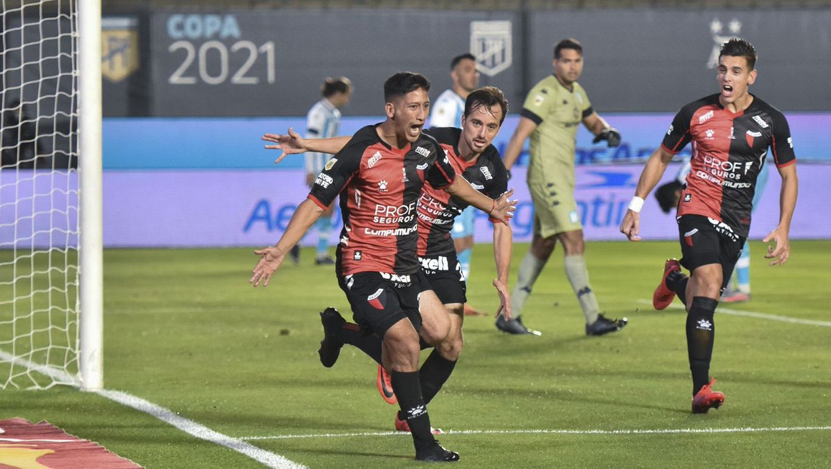 BrianWB10's tweet photo. ✍🏾 Hoy cumpleaños Rodrigo Aliendro. El motor del #Colón campeón. Uno de los mejores jugadores en la historia del club. El complemento perfecto entre el potrero, la picardía, la humildad, el amor propio y el fútbol. Está en las páginas más importantes en la historia del club. Hizo el primero ante Racing en San Juan, el resto está en los libros eternos.