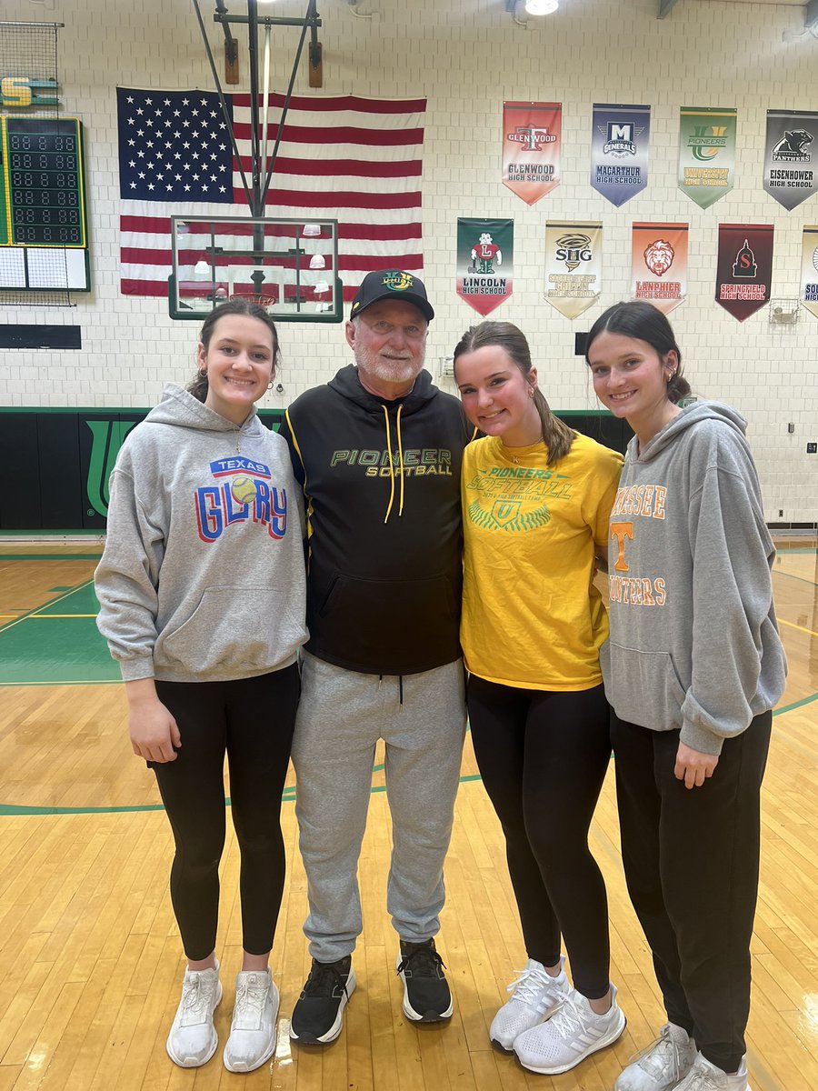 Khloe_Chenoweth's tweet photo. Wrapping up fall/winter travel season and getting ready for high school season!  Just got done helping with a camp for future pioneers! Excited to meet my new teammates, and see how we do this season! Go Pioneers!💚💛 @avaplattner2028 https://t.co/gpbf7LDFDP