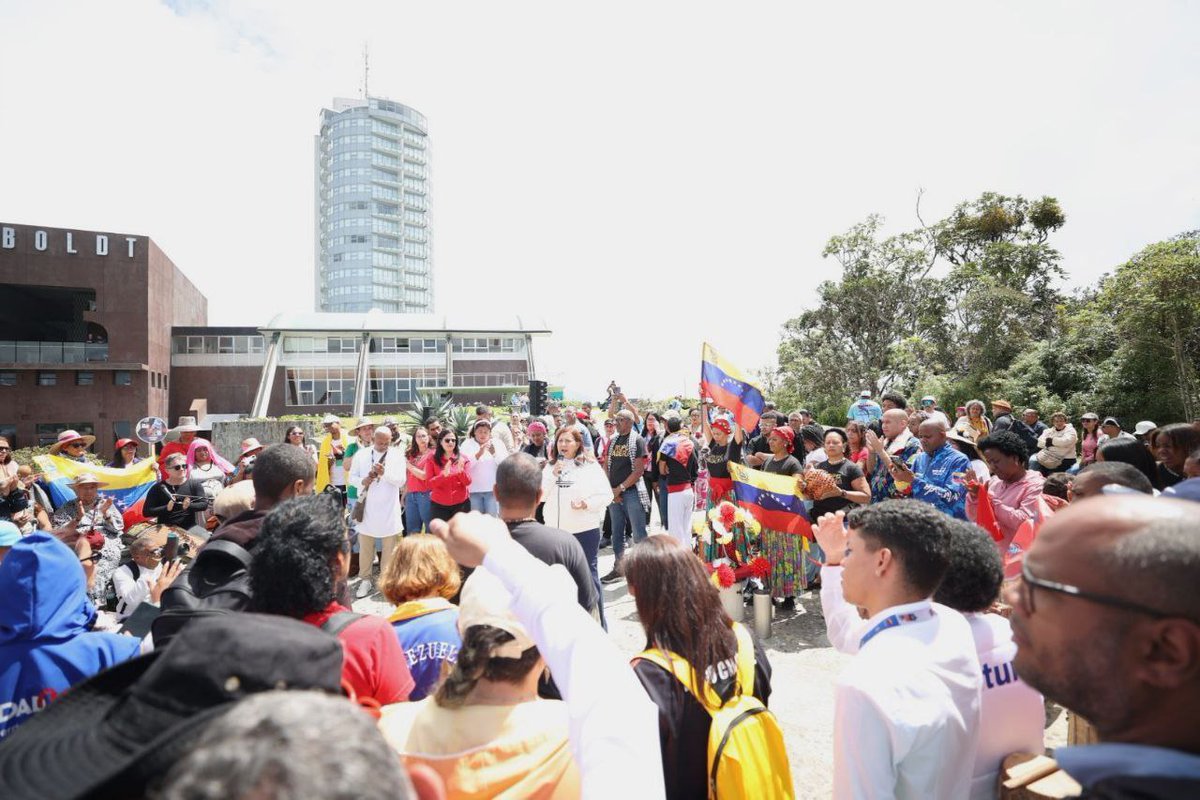 deivi21613's tweet photo. El Waraira Repano retumbó con la fuerza de nuestros ancestros. Pueblos indígenas y movimientos sociales unidos en el Gran Repique del Tambor para exigir justicia. ¡La voz de la tierra no se calla! #BringThemBack https://t.co/34KczvsU6y