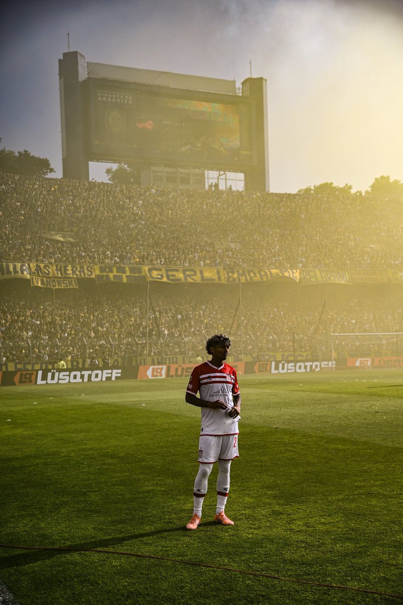Gracias por tanto crack❤️
Pedazo de jugador, hay pocos como el.
Ir a la cancha para verlo jugar era realmente un placer enorme