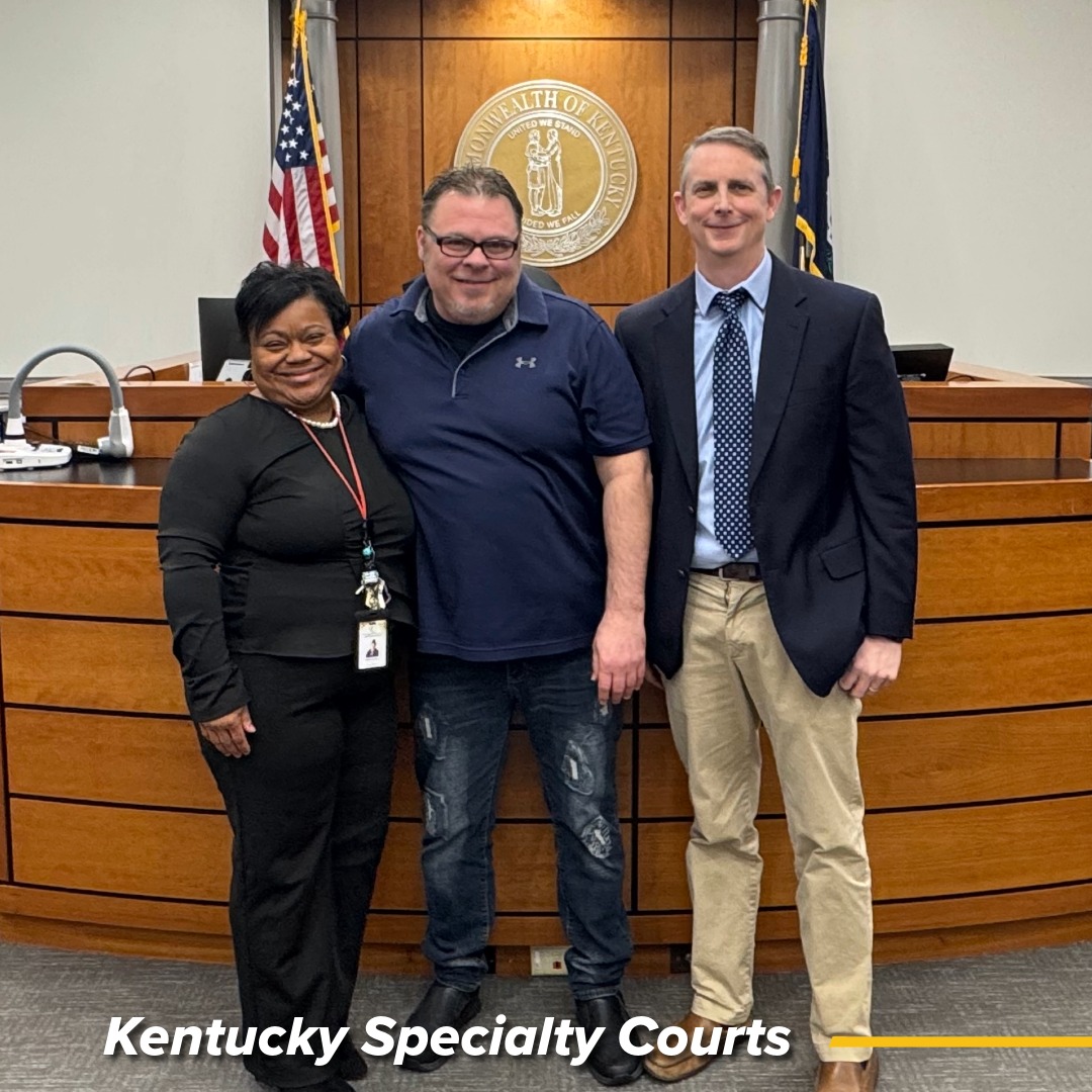 kentuckycourts's tweet image. 🎓 Specialty Courts in Christian County celebrate veterans achieving new beginnings! Learn more about Kentucky's treatment courts at kcoj.info/SpecialtyCourts #RecoveryCommunity #RecoveryIsPossible
