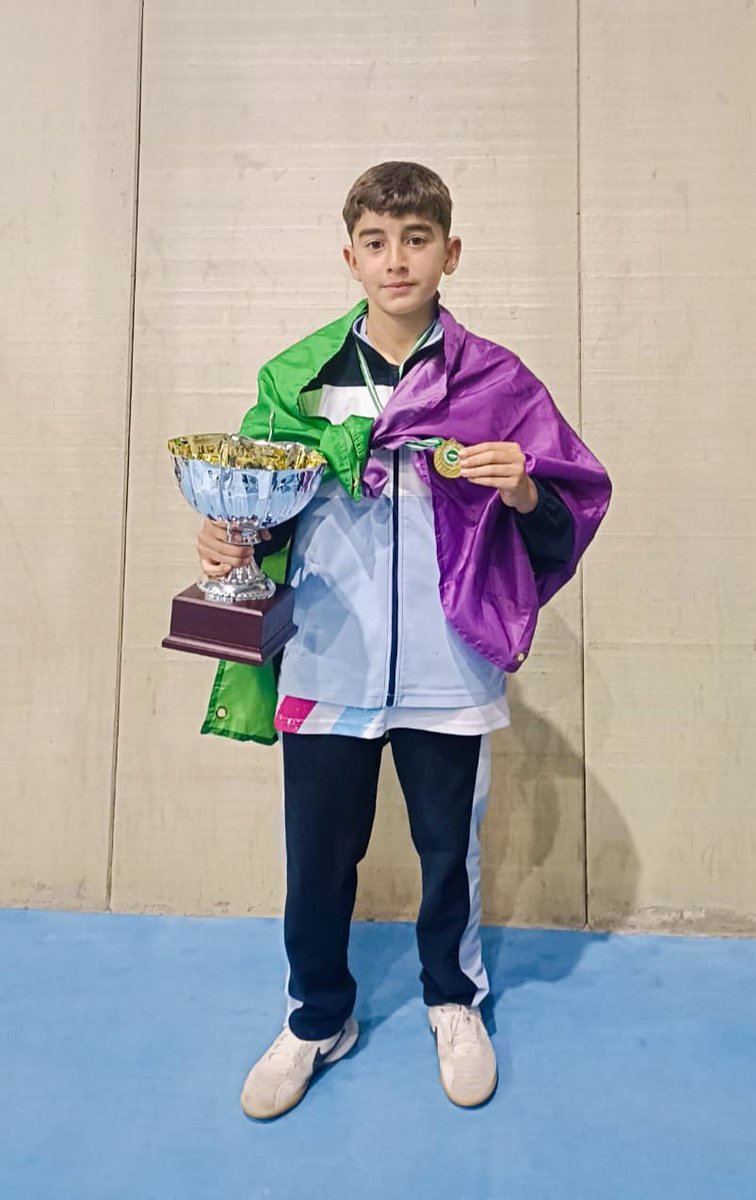 🥅 El jugador de la <a href="/escuelarinconfs/">Escuela Municipal Rincón De la Victoria F. S.</a> Darío Fernández se ha proclamado campeón de Andalucía con la selección de Málaga en categoría alevín.

Los malagueños lograron derrotar a Almería en semifinales y a Sevilla en la final. ¡Enhorabuena, campeón! 👏🏻

#RincónEsDeporte